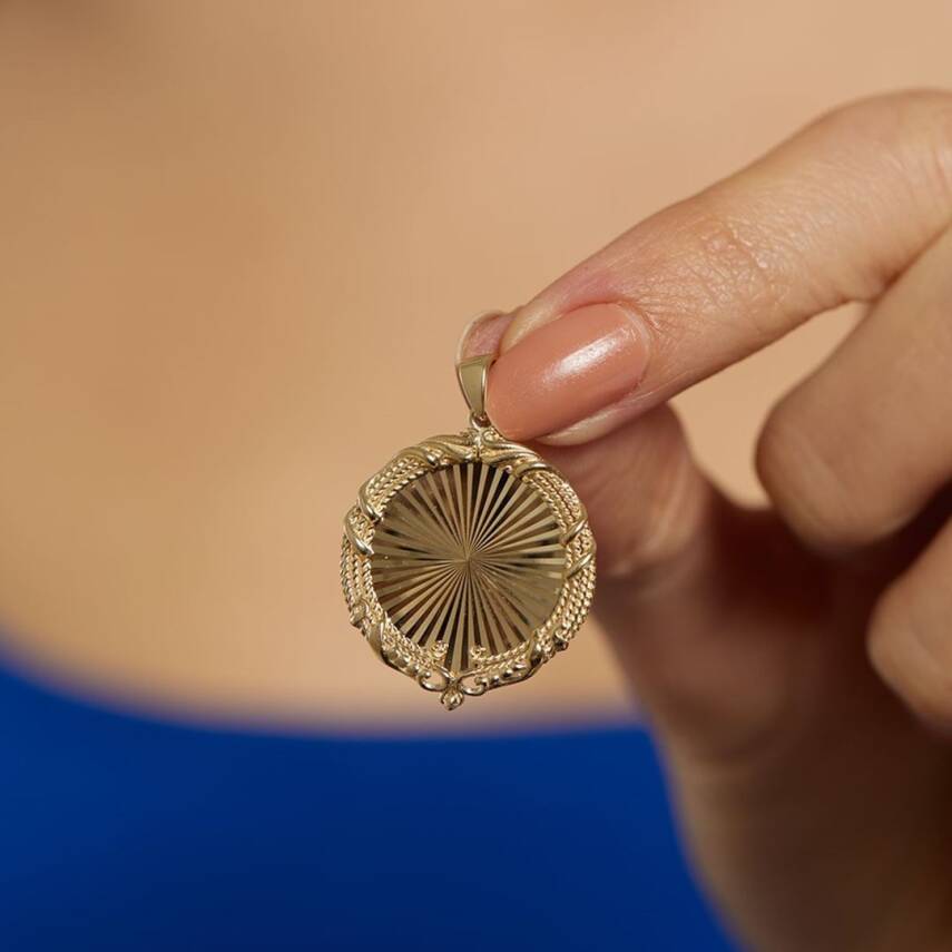 Kalemli Plaka Yuvarlak Altın Kolye Ucu - Semih Haşhaş Kuyumculuk